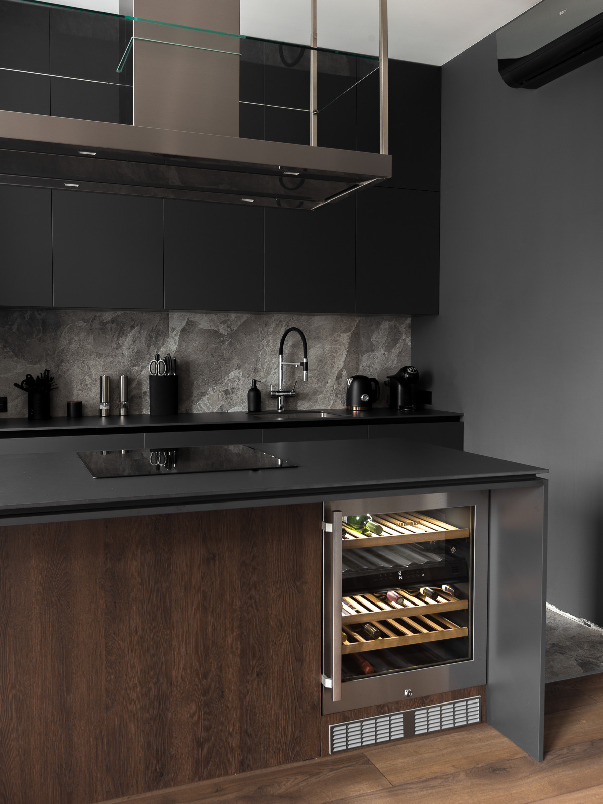 Рабочая зона с варочной панелью и вытяжкой