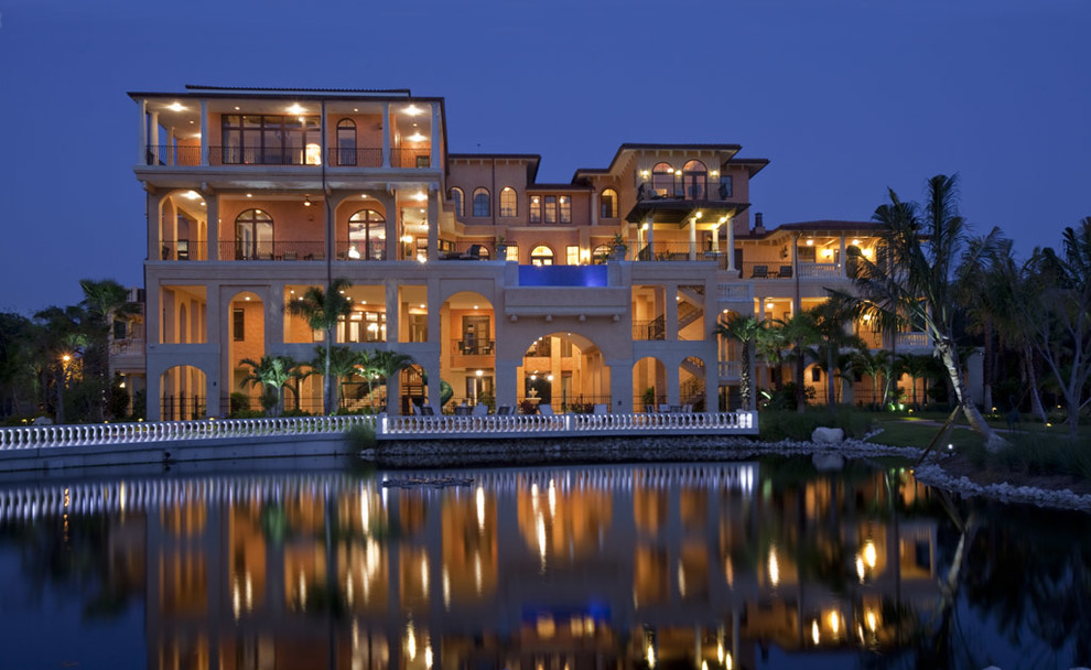 Example of a tuscan home design design in Tampa