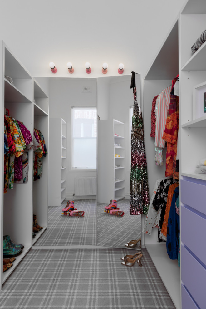 Idéer för stora eklektiska walk-in-closets för könsneutrala, med släta luckor, heltäckningsmatta och grått golv