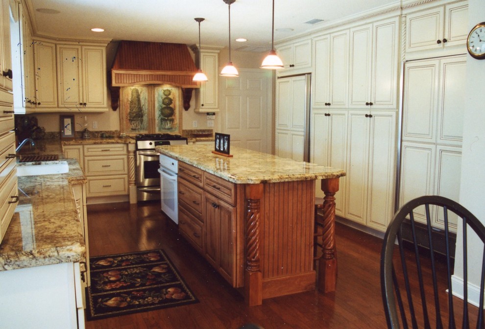 Example of a transitional kitchen design in Orlando