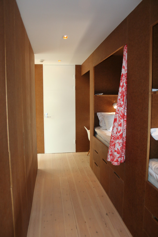 Esempio di una piccola camera degli ospiti nordica con pareti marroni e parquet chiaro