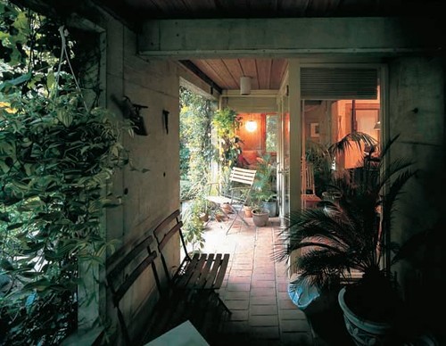 名作住宅：住む人とともに育つ家と庭。建築家阿部勤さん自邸「中心の