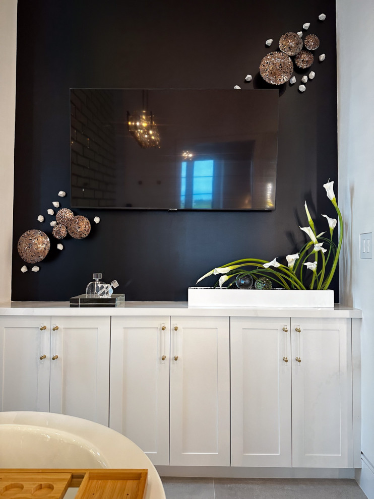 Transitional home design photo in Houston