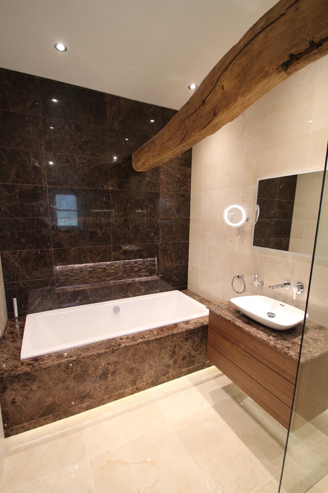 Immagine di una grande stanza da bagno per bambini design con vasca da incasso, doccia aperta, WC sospeso, piastrelle in pietra, pareti multicolore, pavimento in marmo, lavabo a consolle e top in marmo