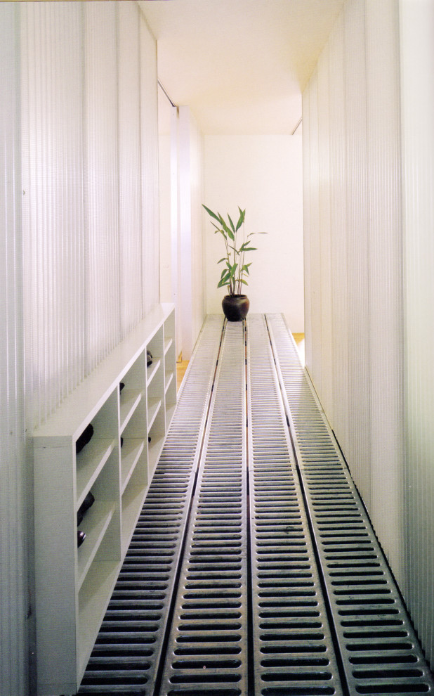 Inspiration för små moderna hallar, med grått golv