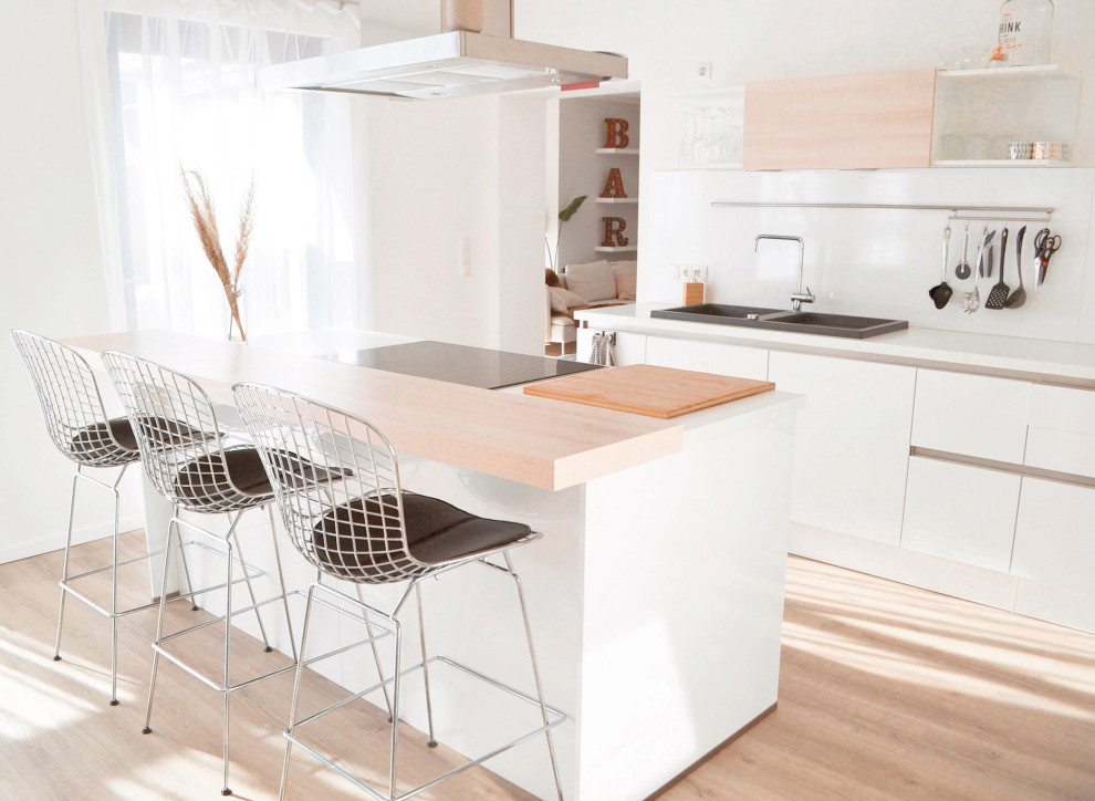 Offene Küche mit heller Holztheke