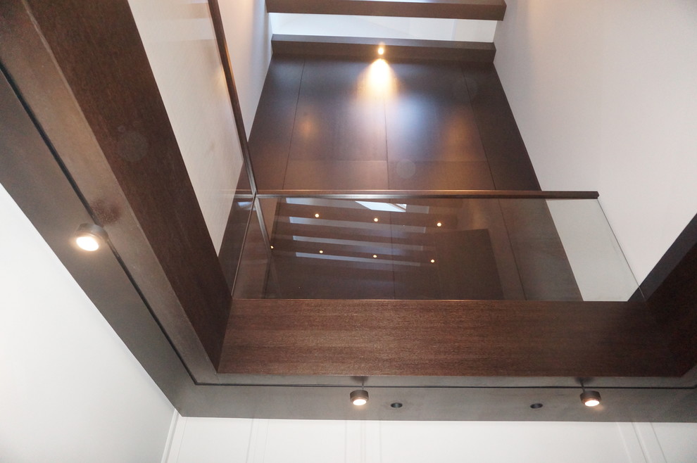 Больцевая лестница со стеклянной стеной в Новогорске