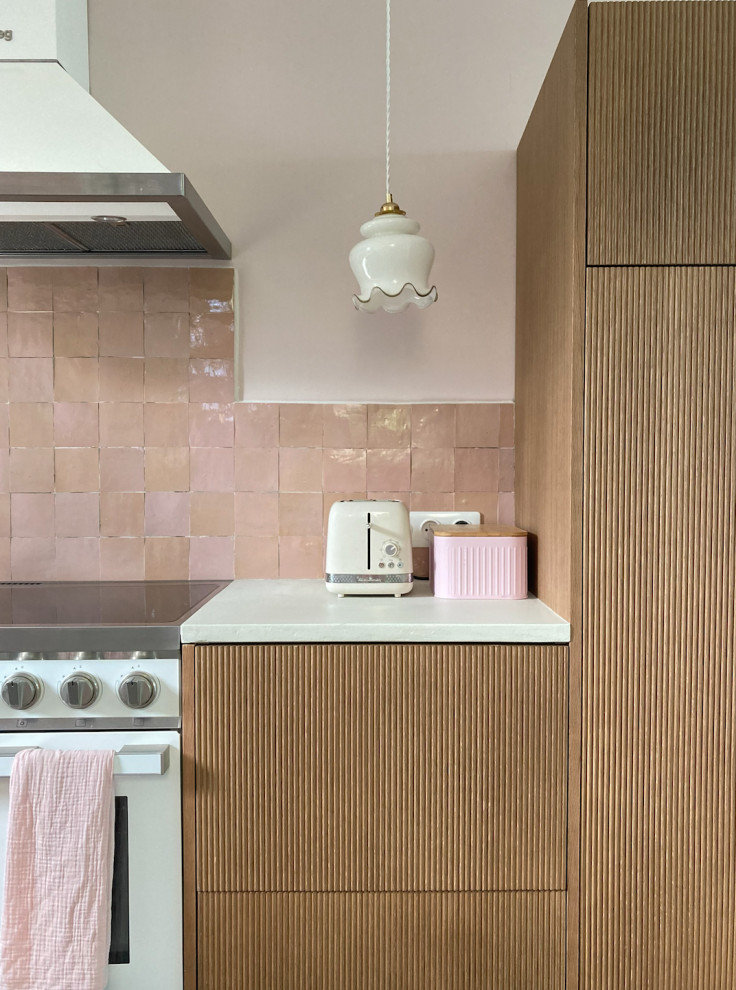 Bild på ett mellanstort eklektiskt vit vitt kök, med en rustik diskho, luckor med profilerade fronter, skåp i ljust trä, bänkskiva i betong, rosa stänkskydd, stänkskydd i keramik, vita vitvaror, betonggolv, en köksö och grått golv