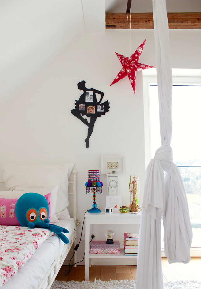 Mittelgroßes Stilmix Mädchenzimmer mit Schlafplatz, weißer Wandfarbe, hellem Holzboden und braunem Boden in Frankfurt am Main