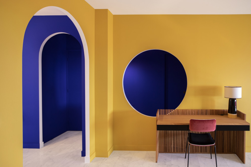 ニースにあるコンテンポラリースタイルのおしゃれなホームオフィス・書斎 (黄色い壁、大理石の床) の写真