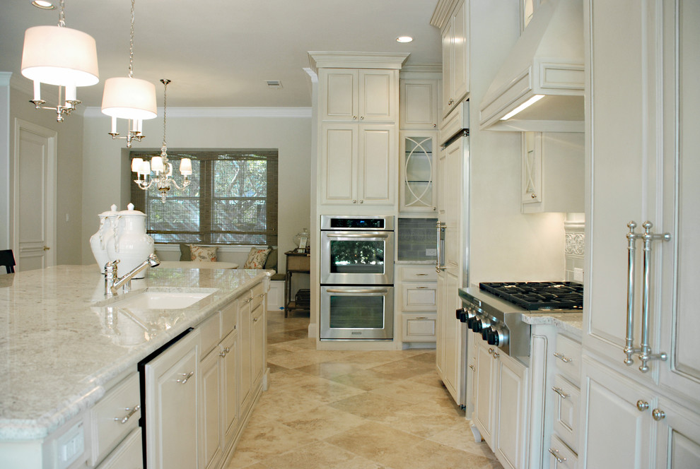 This is an example of a classic kitchen in Dallas.