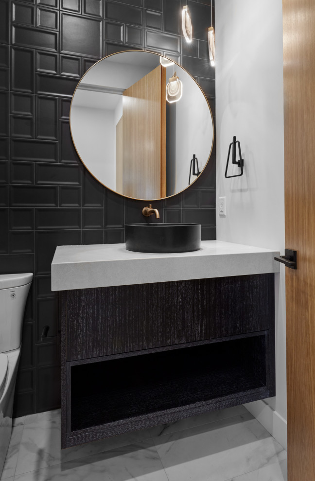 Свежая идея для дизайна: ванная комната в стиле модернизм с черной плиткой, черными стенами, полом из керамической плитки, душевой кабиной, настольной раковиной, столешницей из гранита, серым полом, серой столешницей, тумбой под одну раковину, подвесной тумбой и панелями на части стены - отличное фото интерьера