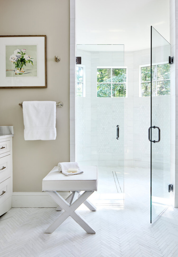 Ejemplo de cuarto de baño principal y a medida actual de tamaño medio sin sin inodoro con suelo con mosaicos de baldosas y lavabo bajoencimera