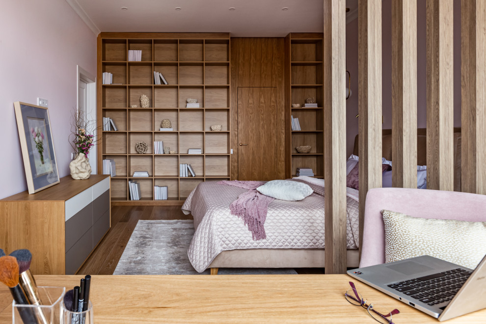 Стильный дизайн: большая хозяйская спальня в белых тонах с отделкой деревом: освещение в современном стиле с розовыми стенами, паркетным полом среднего тона, бежевым полом и деревянными стенами - последний тренд