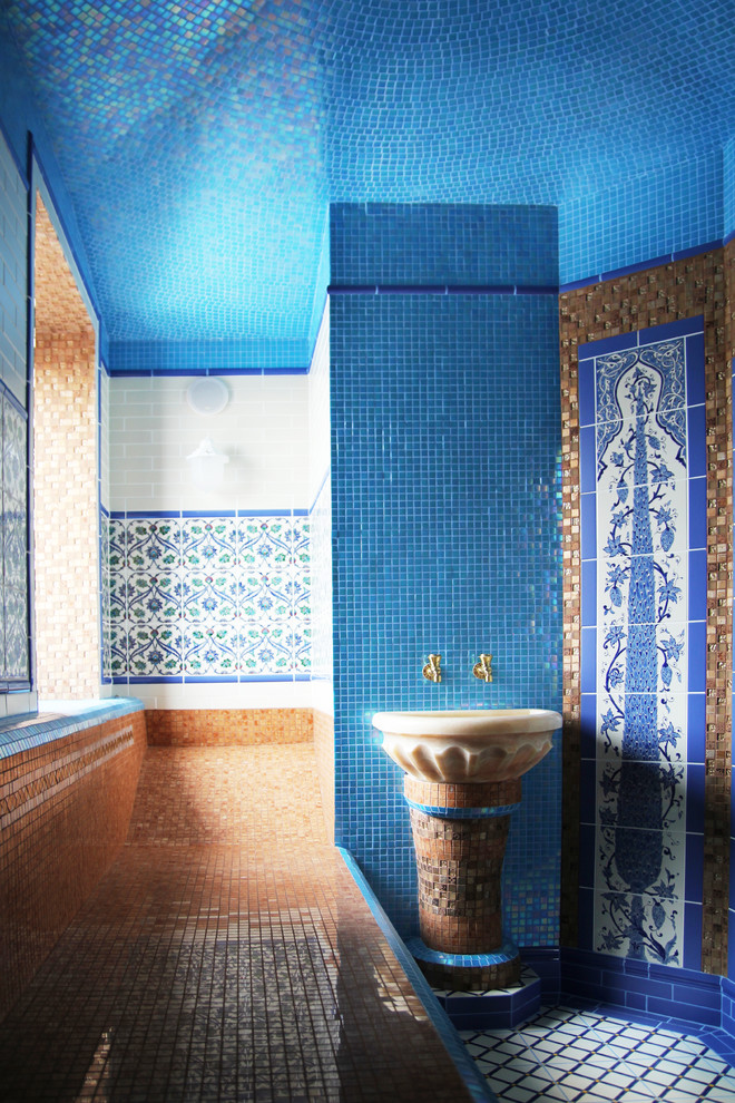 Современная мозаика в интерьере загородного дома