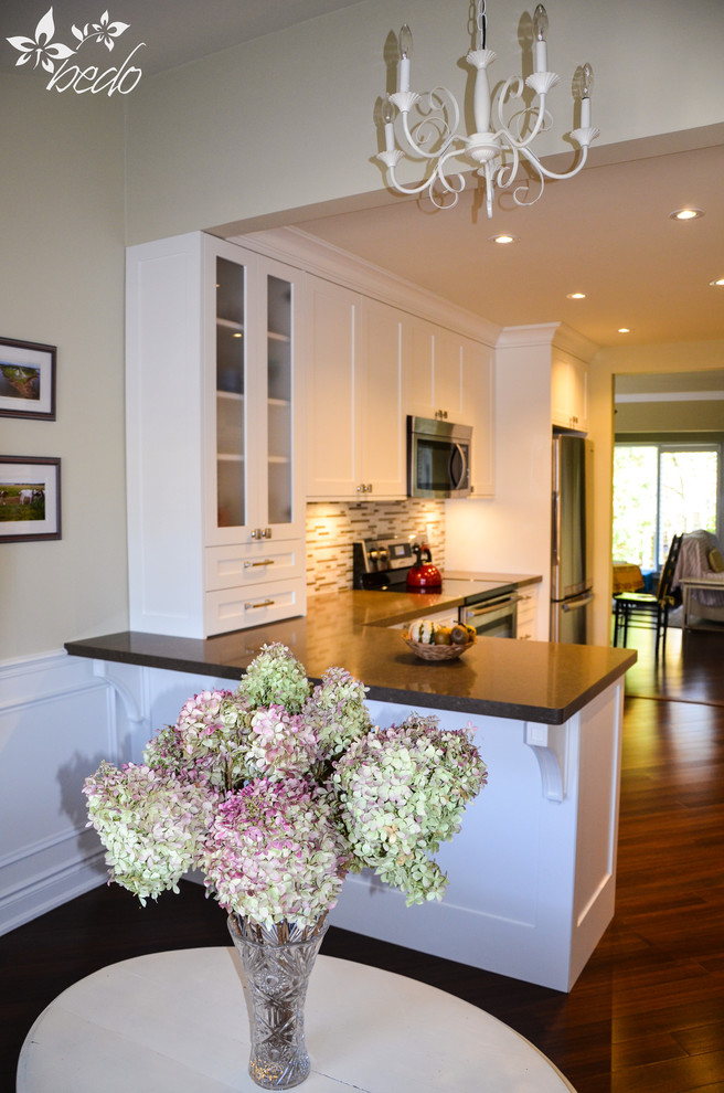 Transitional home design photo in Toronto