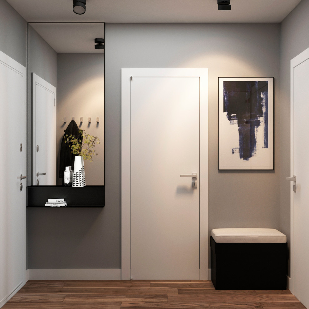 Прихожая. Вид на дверь в ванную комнату.