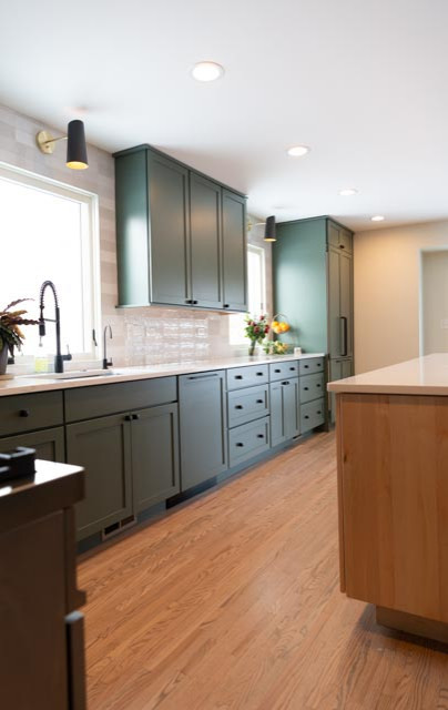 Mid-sized transitional kitchen photo in Chicago with an island