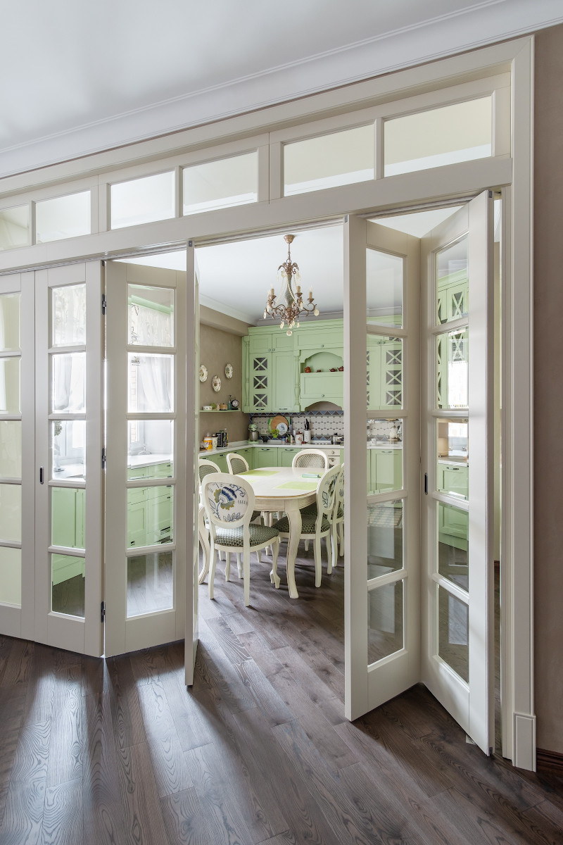 Интерьер с дверью-книжкой