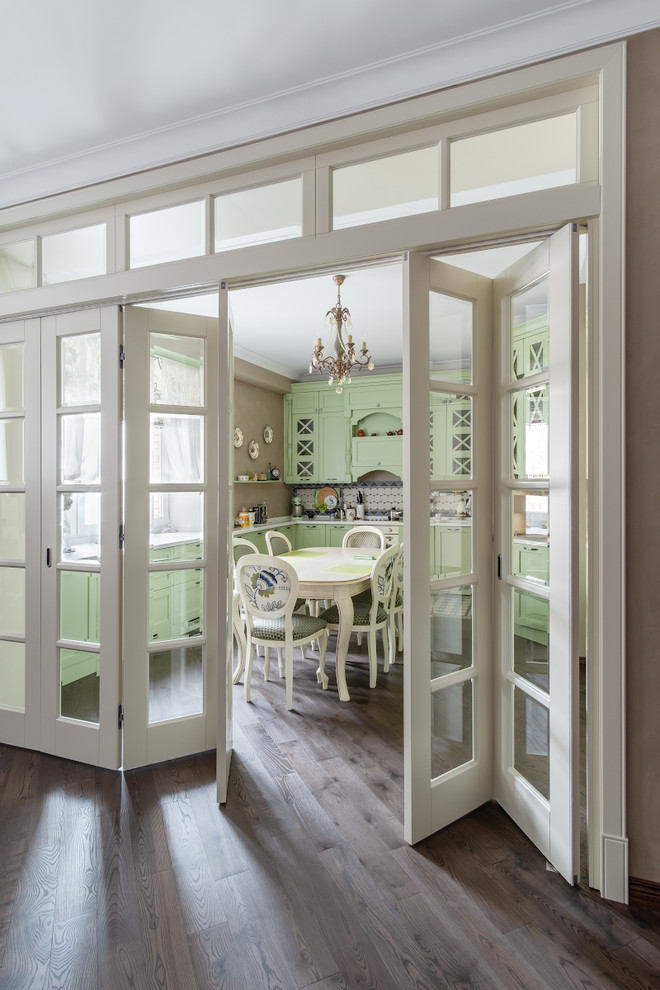 Интерьер с дверью-книжкой