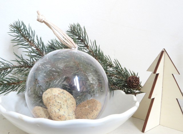 DIY : 8 idées pour remplir des boules de Noël transparentes