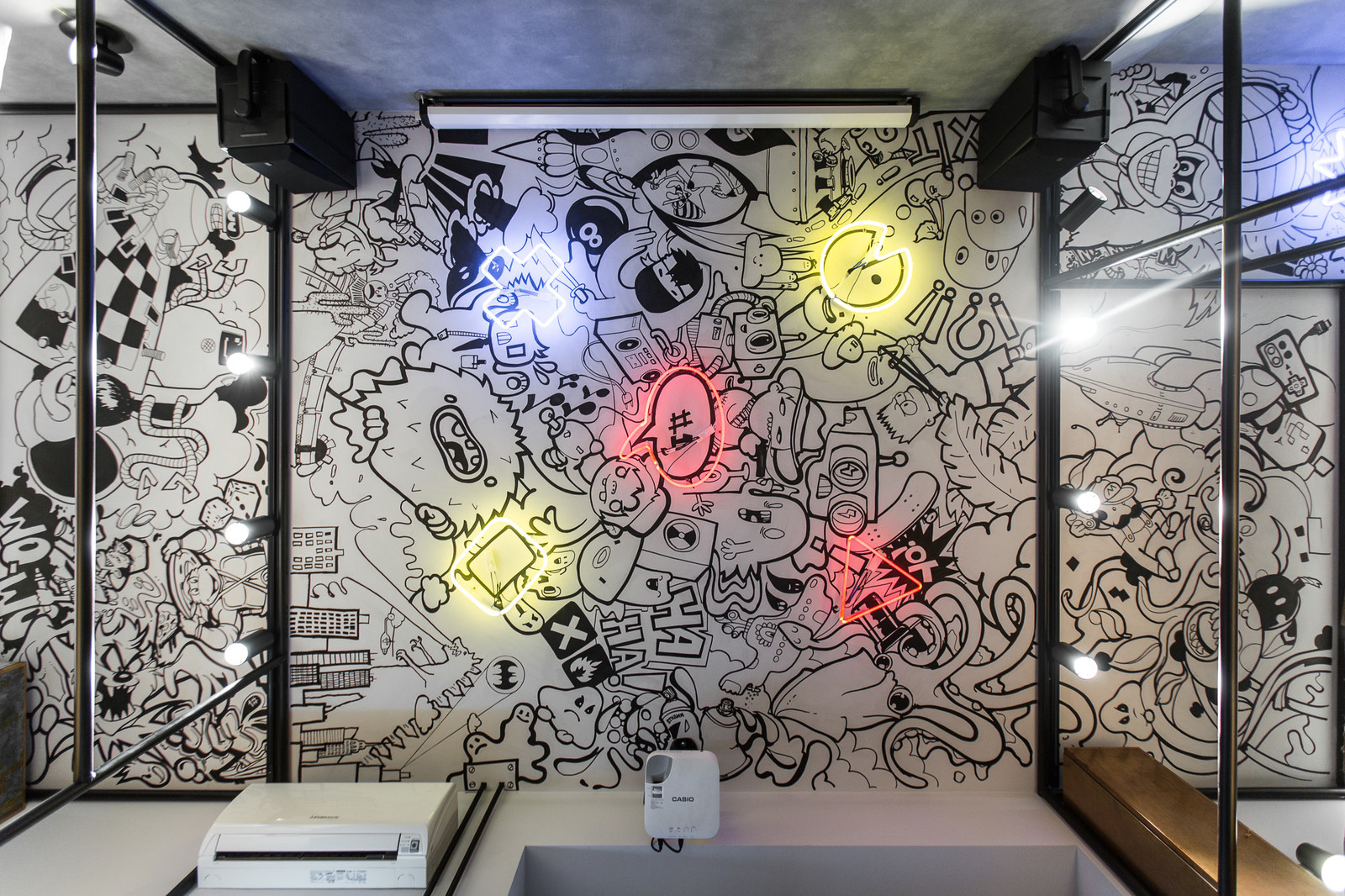 Потолок с неоном