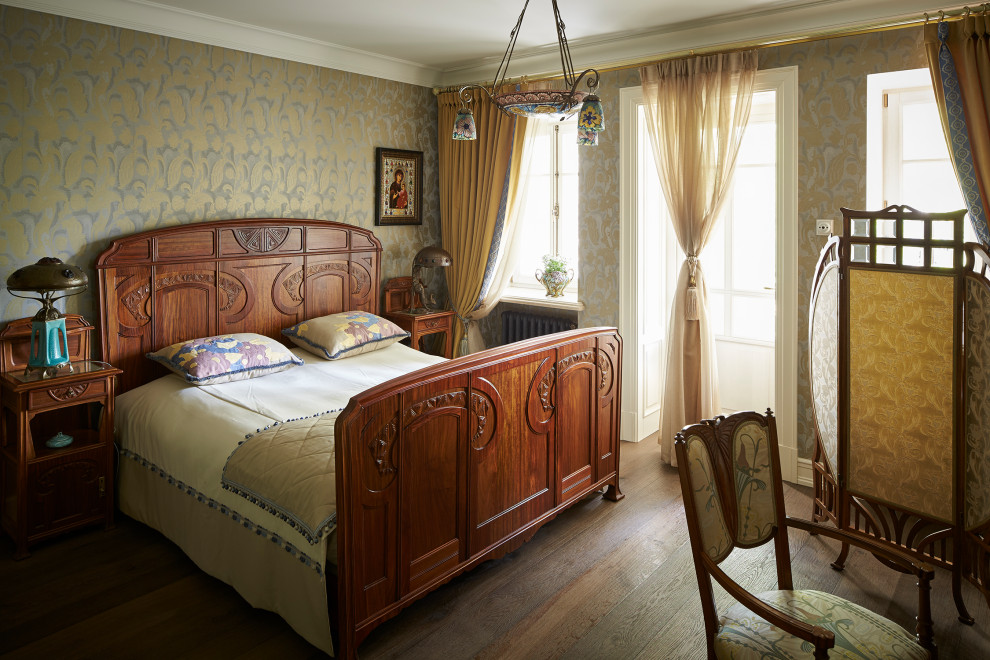 Design ideas for a classic bedroom in Moscow.