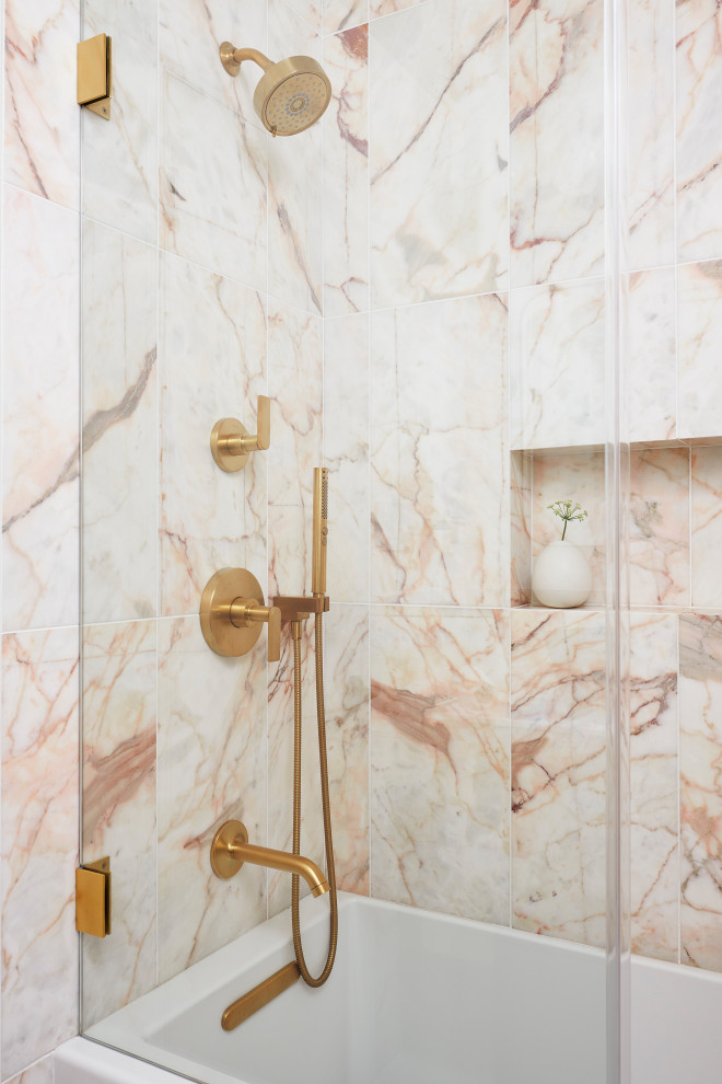 Источник вдохновения для домашнего уюта: главная ванная комната среднего размера в стиле модернизм с плоскими фасадами, светлыми деревянными фасадами, накладной ванной, душем в нише, унитазом-моноблоком, розовой плиткой, мраморной плиткой, белыми стенами, полом из мозаичной плитки, накладной раковиной, белым полом, душем с распашными дверями, белой столешницей, тумбой под одну раковину и подвесной тумбой