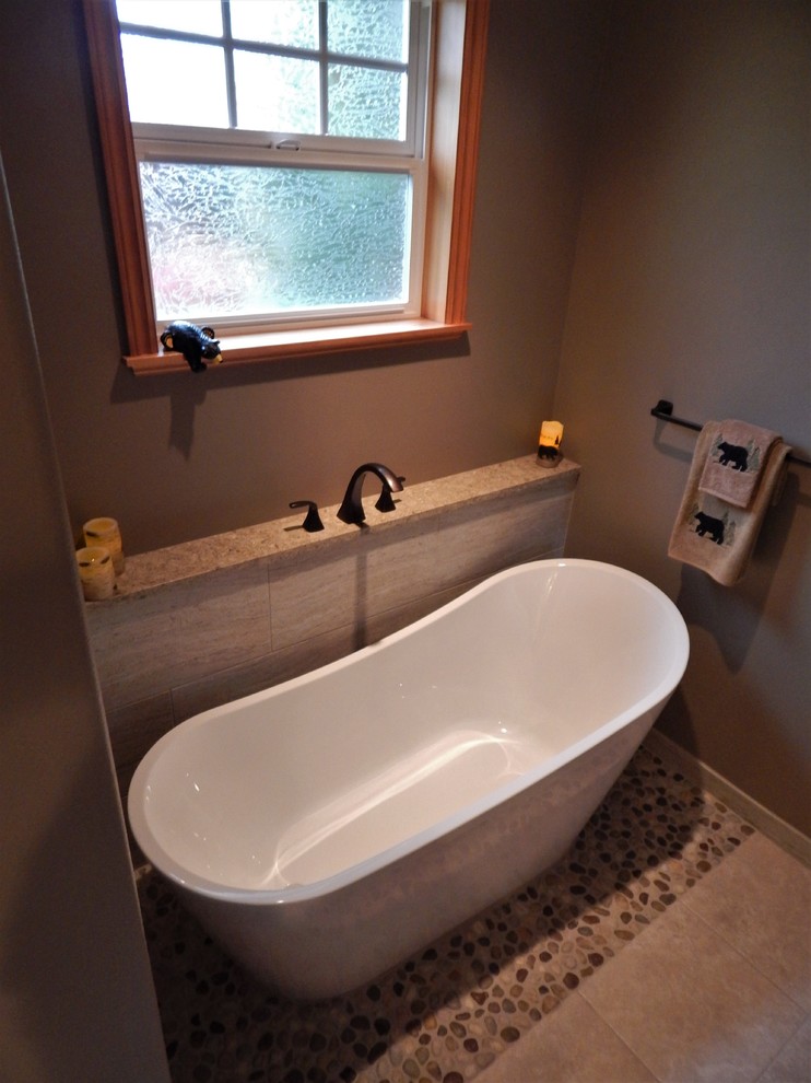 Mountain style home design photo in Seattle