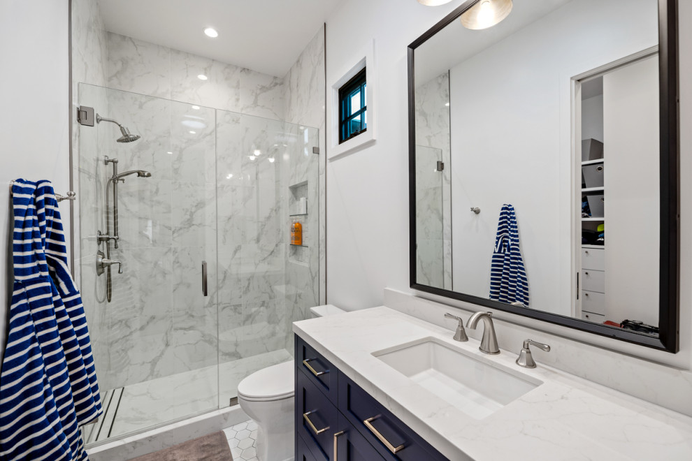 Стильный дизайн: огромная ванная комната в стиле кантри с фасадами в стиле шейкер, синими фасадами, угловым душем, белой плиткой, керамогранитной плиткой, белыми стенами, полом из цементной плитки, врезной раковиной, столешницей из искусственного кварца, открытым душем, белой столешницей, тумбой под одну раковину и встроенной тумбой - последний тренд