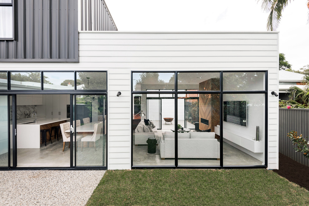 Diseño de fachada de casa blanca y negra minimalista pequeña de dos plantas con revestimiento de metal, tejado de un solo tendido, tejado de metal y panel y listón