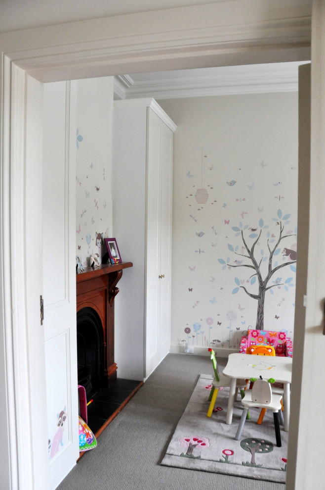 Mid-sized traditional kids' bedroom in Melbourne for kids 4-10 years old and girls.