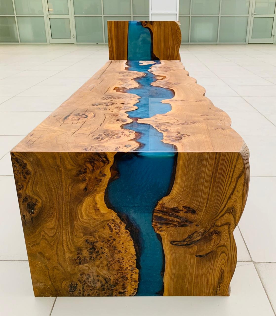 Столешница с водопадом и ящиками из карагача с серо-голубой рекой.