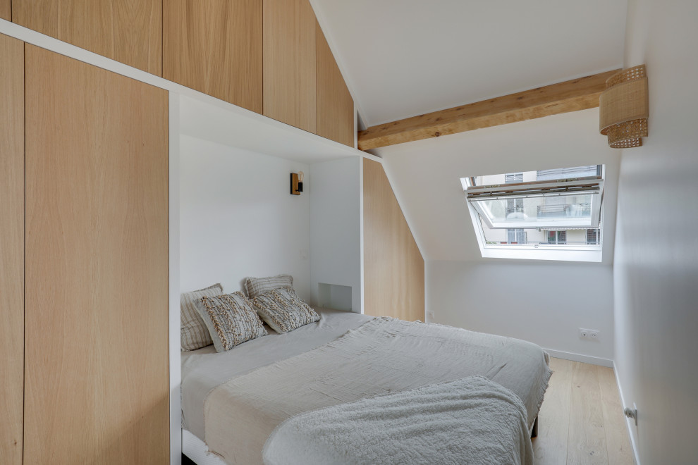 Bedroom - scandinavian bedroom idea in Paris