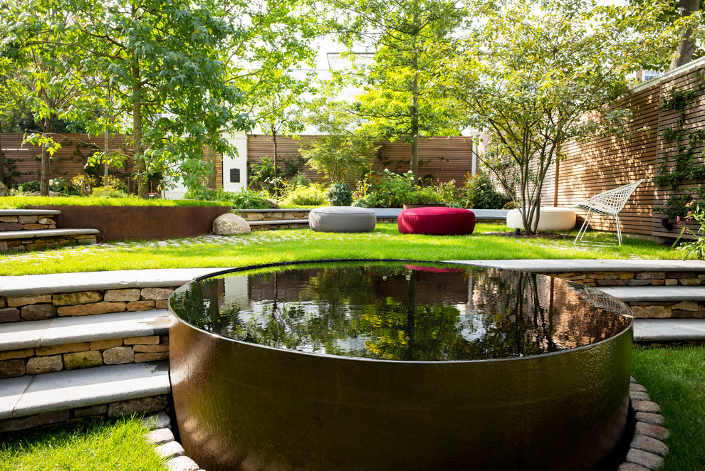 Expansive contemporary backyard garden in London.