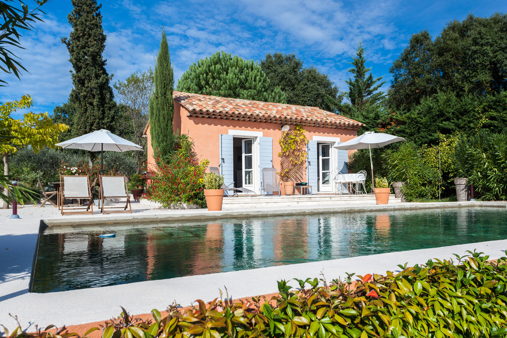 Cette image montre une piscine méditerranéenne.