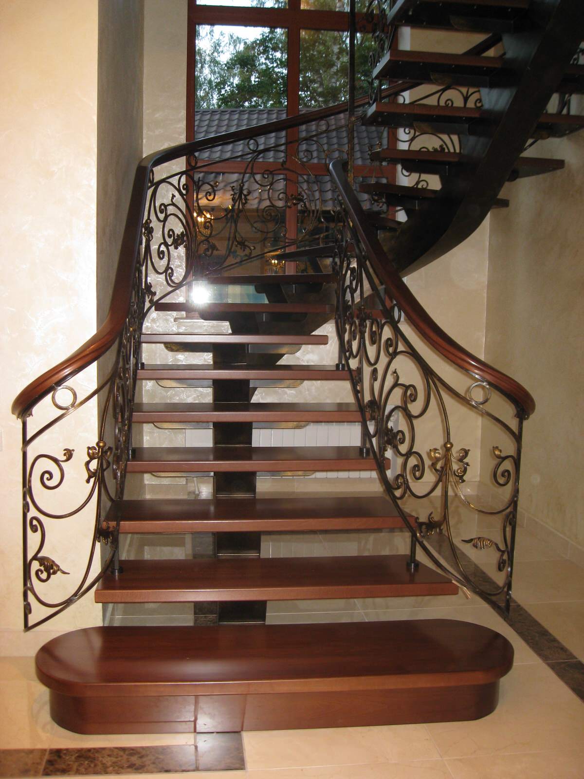 Лестница с кованым ограждением на металлическом косоуре