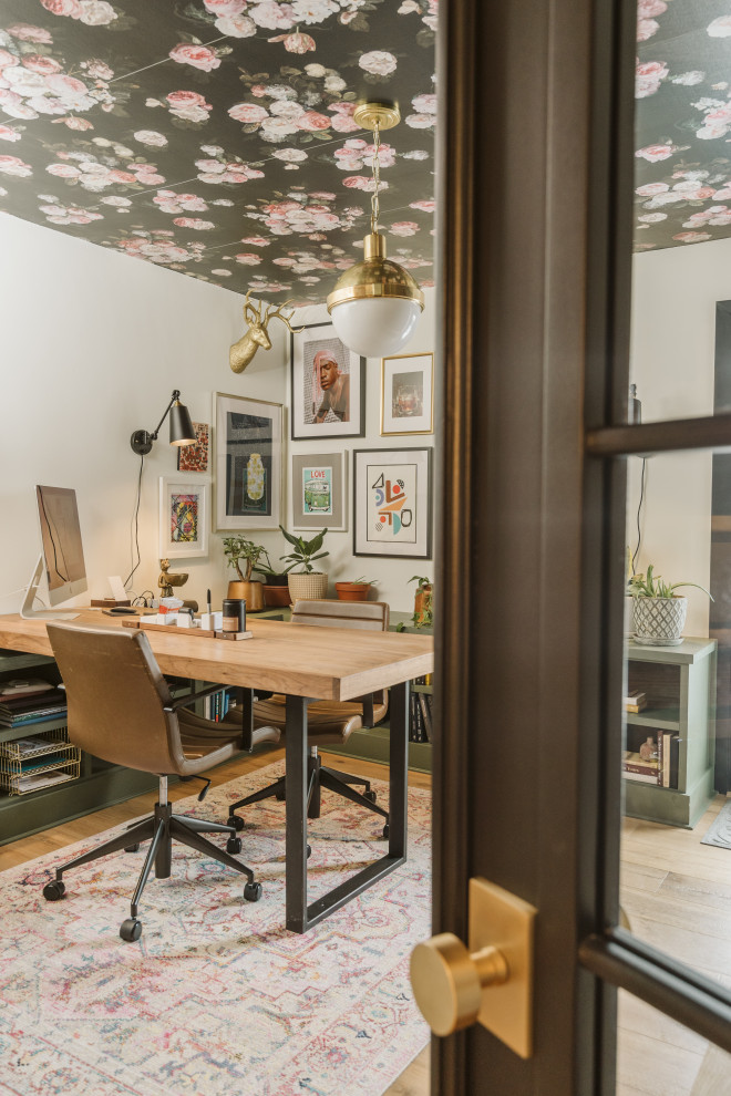 Réalisation d'un petit bureau minimaliste avec un mur multicolore, parquet clair, un bureau intégré, un sol marron et un plafond en papier peint.