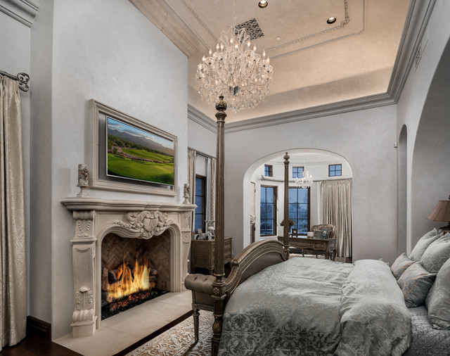 Primary Suite Fireplace mediterraneo-dormitorio