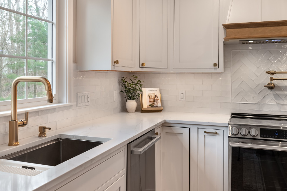 Kitchen - transitional kitchen idea in Providence