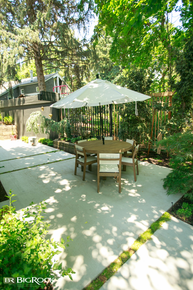 На фото: участок и сад среднего размера на заднем дворе в стиле модернизм с настилом с