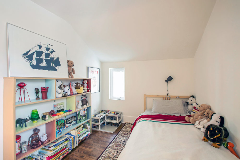 Inspiration for a scandinavian kids' bedroom for boys in Other with white walls and dark hardwood floors.