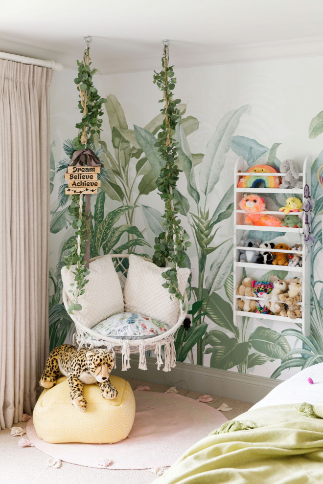Modelo de dormitorio infantil de 4 a 10 años tradicional renovado de tamaño medio con paredes verdes, moqueta, suelo beige y papel pintado