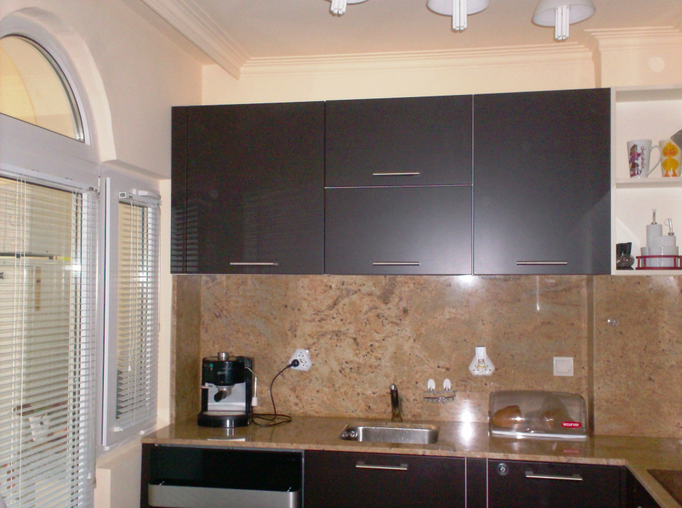 Bild på ett funkis beige beige kök, med släta luckor, bruna skåp, granitbänkskiva, beige stänkskydd och korkgolv