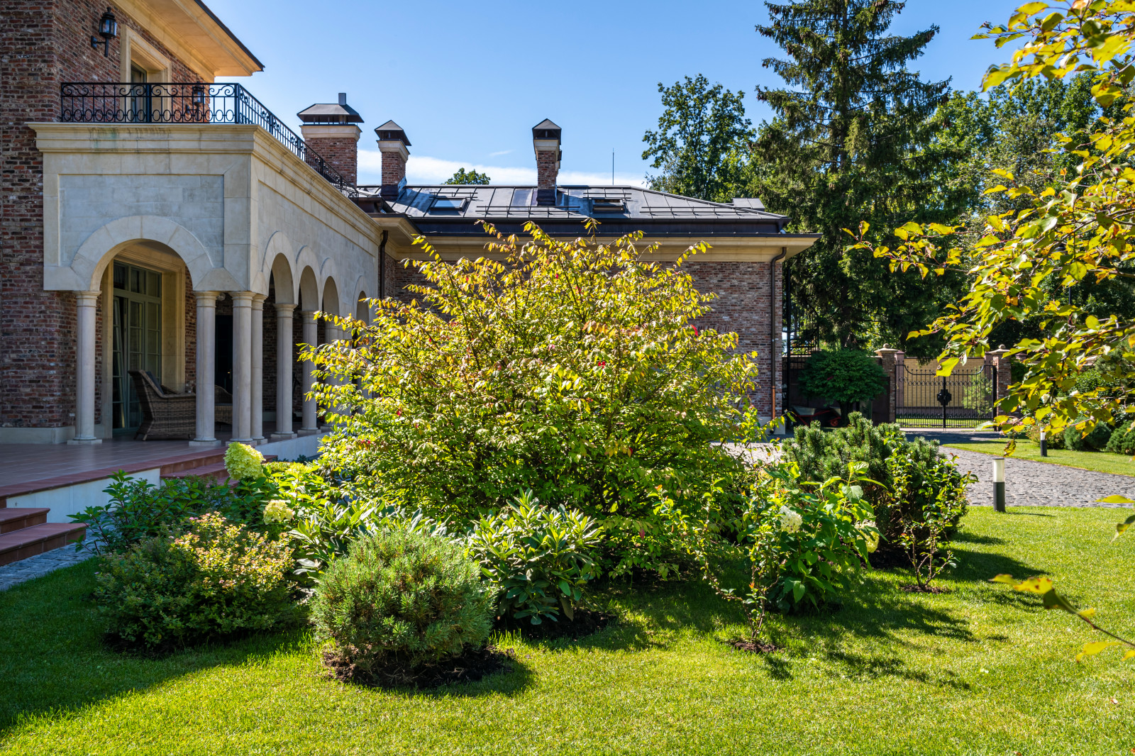 Бельгийский сад в коттеджном поселке «Летова роща»