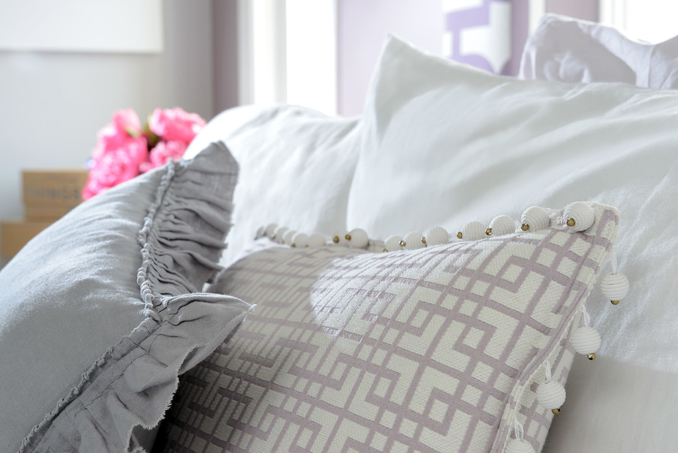 Transitional home design photo in Toronto