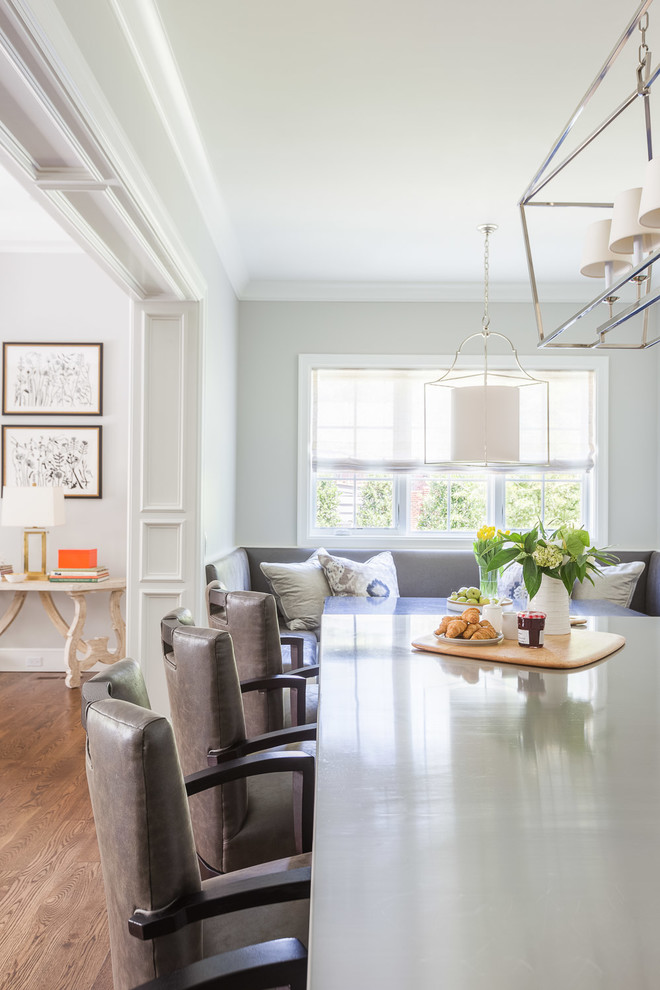 Eat-in kitchen - mid-sized transitional eat-in kitchen idea with an island