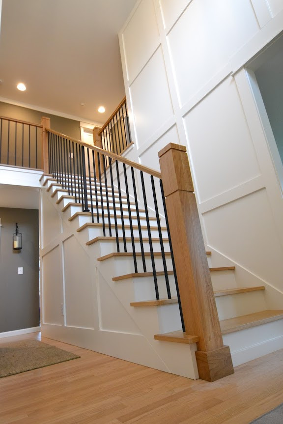 Источник вдохновения для домашнего уюта: большая прямая лестница в стиле модернизм с деревянными ступенями, крашенными деревянными подступенками, деревянными перилами и панелями на стенах