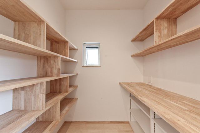 上原堤の家 minimalistisch-ankleidezimmer