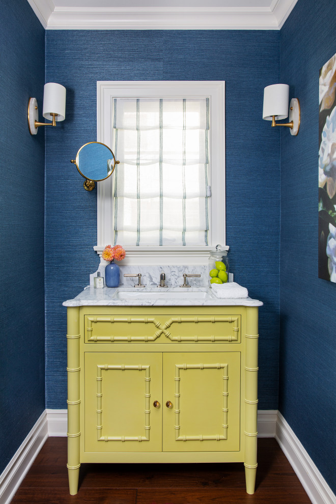Kleines Klassisches Badezimmer mit blauen Fliesen, Marmor-Waschbecken/Waschtisch, grauer Waschtischplatte, Einzelwaschbecken, freistehendem Waschtisch und Tapetenwänden in Los Angeles